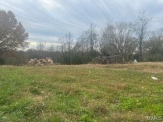 2nd image of 601 E 3rd St