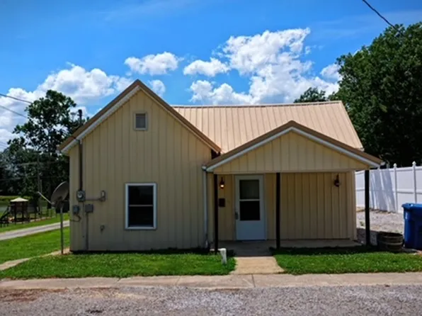 300 N Virginia St, Mc Leansboro, IL 62859