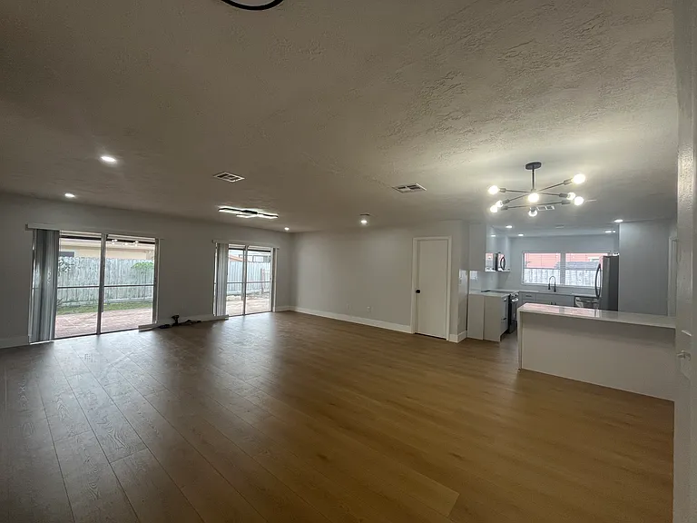 7650 SW 133rd Ave — Photo 2