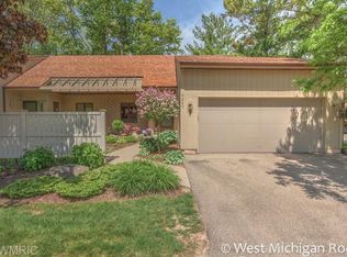 6627 Bella Vista Dr NE, Rockford, MI 49341
