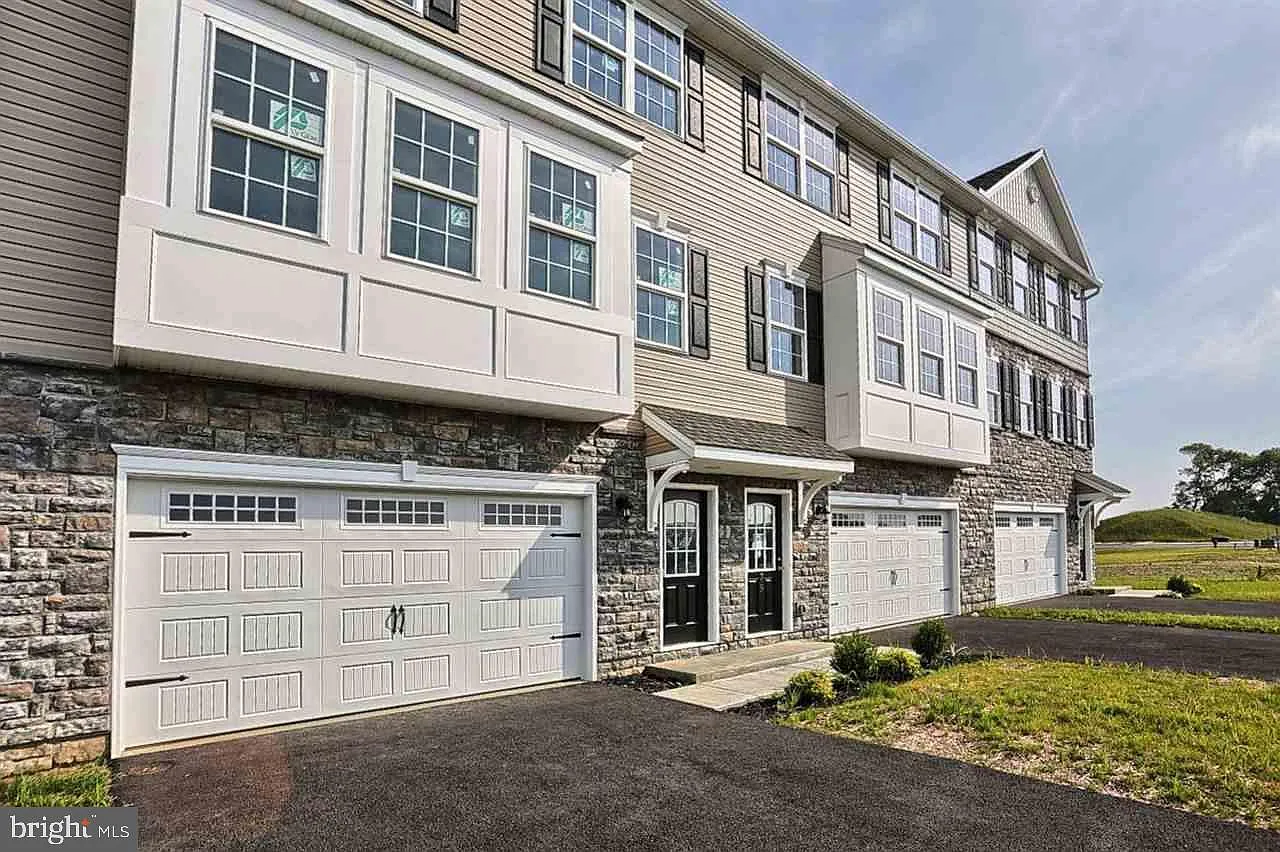 4 bed, 2.5 bath, 2400 sqft, $2,245 — Photo 4