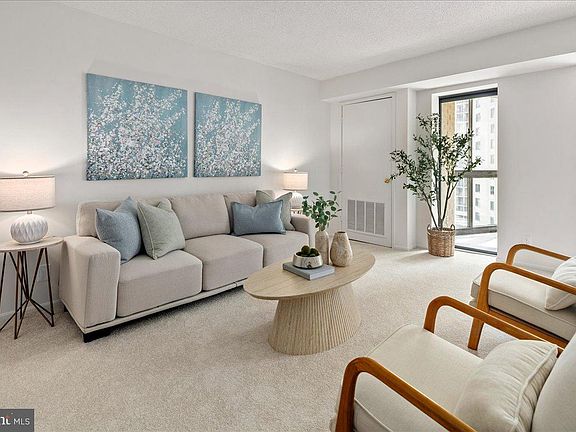 5th image of 900 Stafford St #916