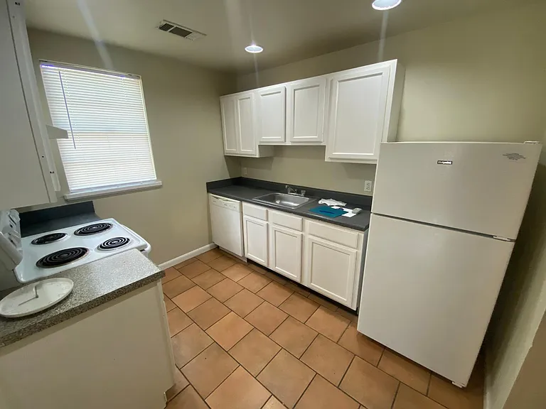 1129 Burdette St — Photo 3