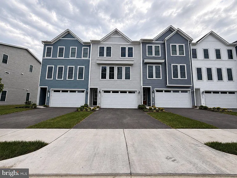 135 Heyford Dr — Photo 1