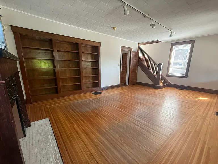1009 Delta Ave — Photo 9
