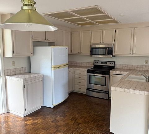 Kitchen - includes refrigerator, Electric Stovetop/Oven and Microwave
