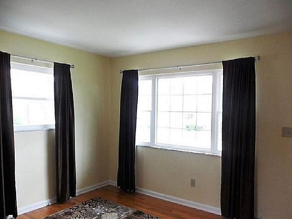5th image of 442 Buckner St