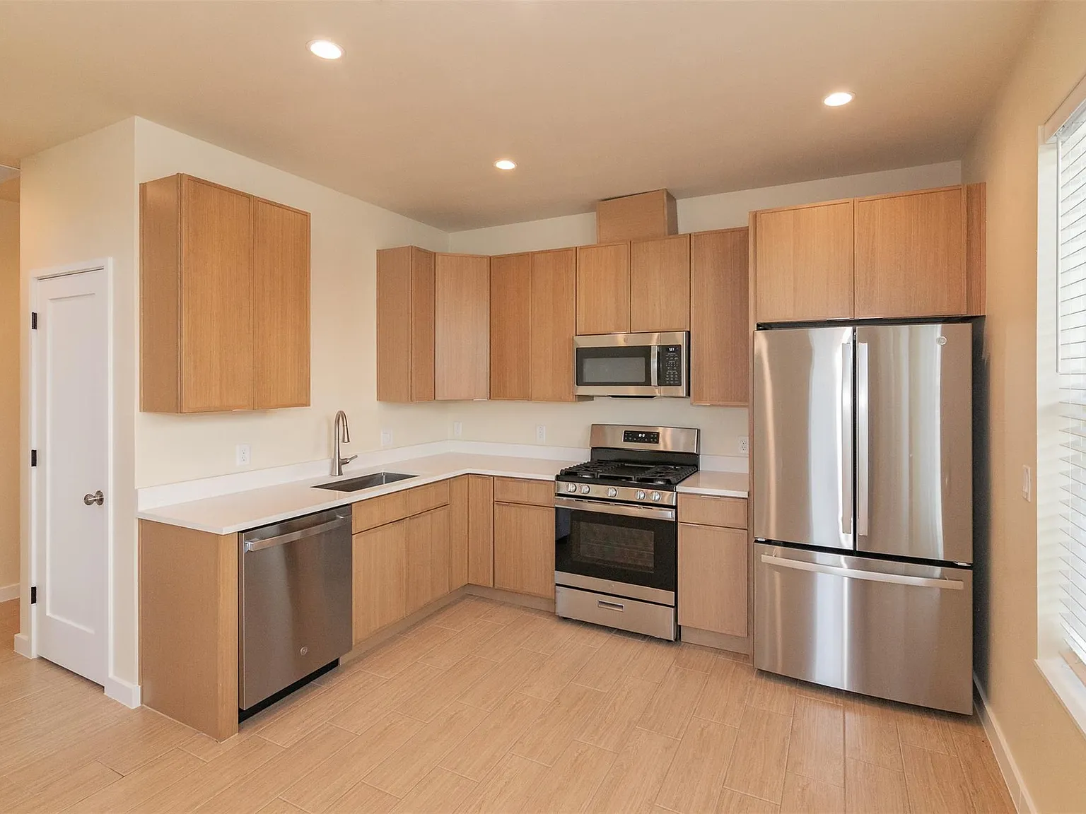 3 bed, 3.0 bath, 1026 sqft, $3,000 — Photo 4