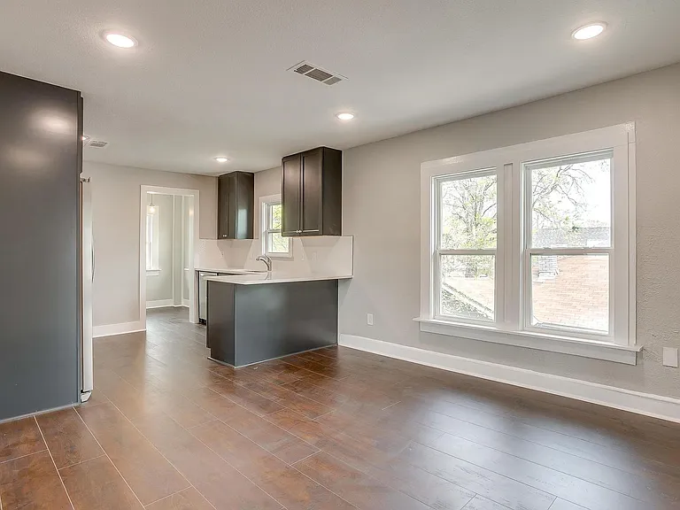 2932 Travis Ave — Photo 8