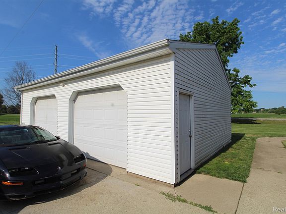 4th image of 2568 Valentine Rd