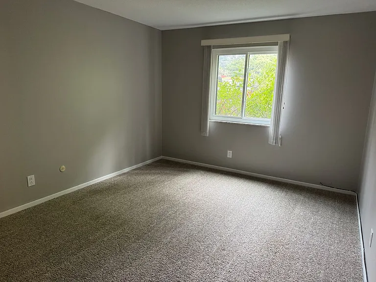 Goodhue Apartments — Photo 8