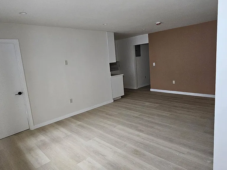 9001 Orion Ave #3 — Photo 3