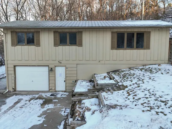 933 Hiawatha St, Minot, ND 58701