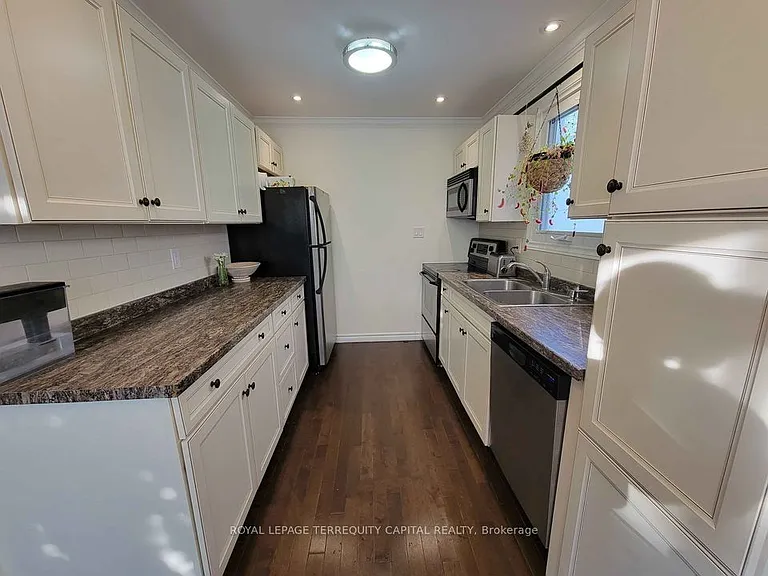 20 Mowat Cres #UPPER — Photo 16