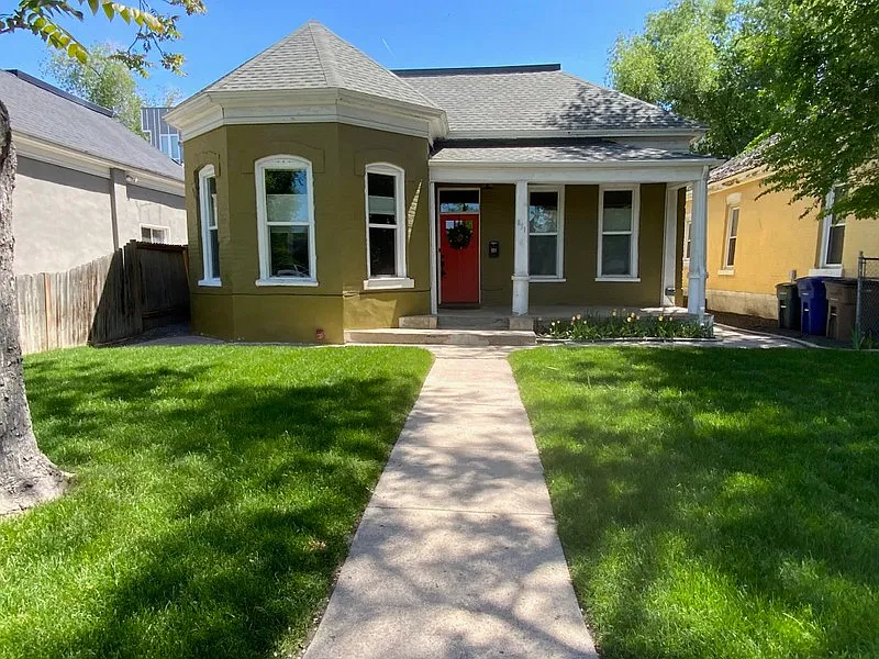 Large 2bd/1bath Victorian Beauty in Central Ninth — Photo 3