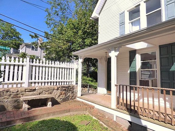 Beautifully Maintained in Central Greenwich