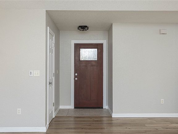 5th image of 924 S Eastview Dr