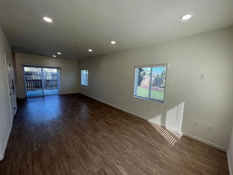 575 E Newlove Dr — Photo 7