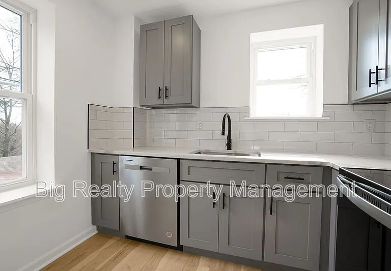 228 Bridge St #2 — Photo 4
