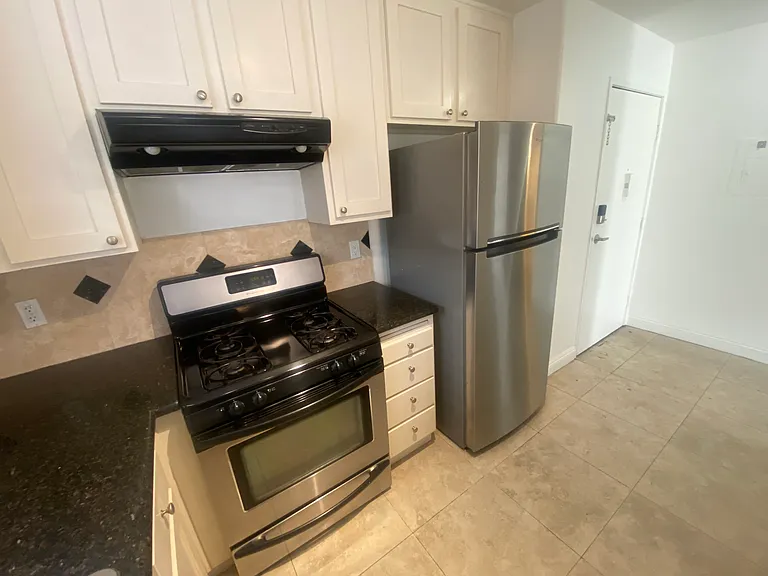 404 W 4th St #4 — Photo 10