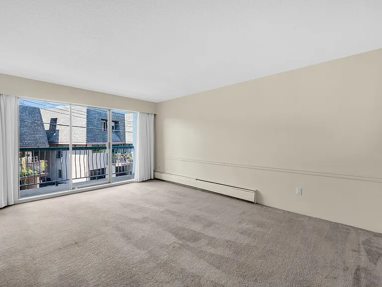 210 W 16th St — Photo 16