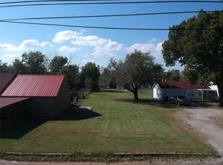 216 S Locust St, Nowata, OK 74048