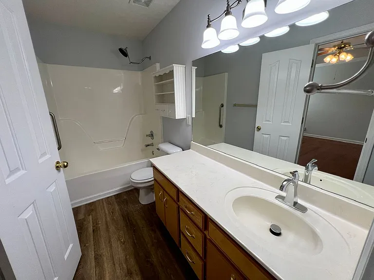 2720 Roscommon Dr — Photo 18
