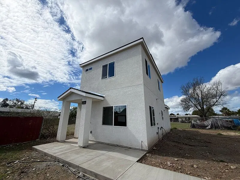 3 bed, 2.0 bath, 1200 sqft, $2,500 — Photo 1