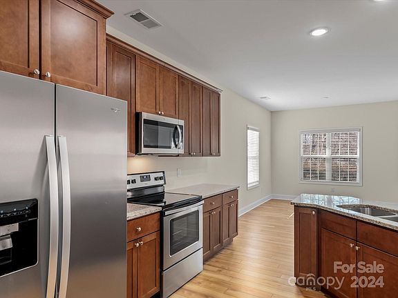 4th image of 113 Sweet Oaks Ln