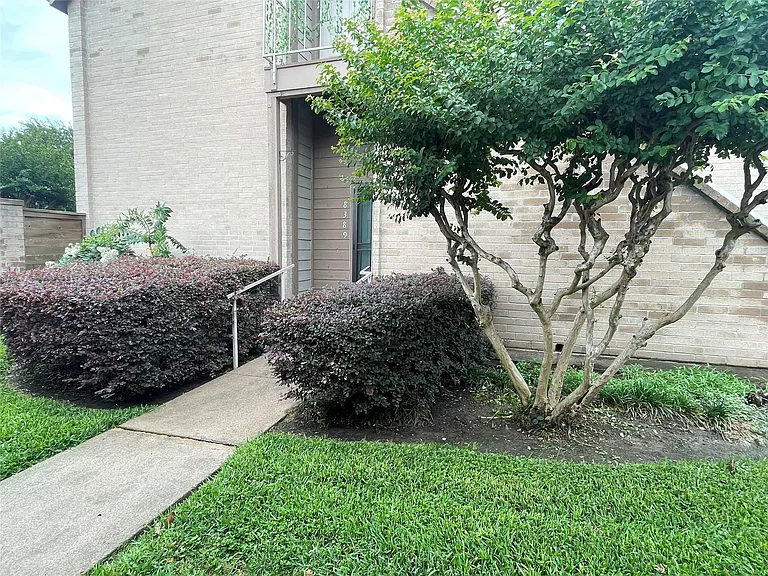 8389 Sands Point Dr — Photo 2