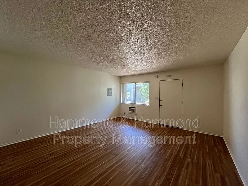 911 Ventura Ave — Photo 4