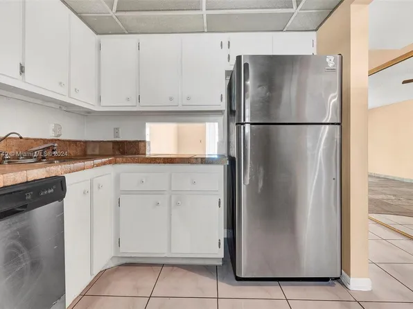 2990 NW 46th Ave APT 211, Lauderdale Lakes, FL 33313