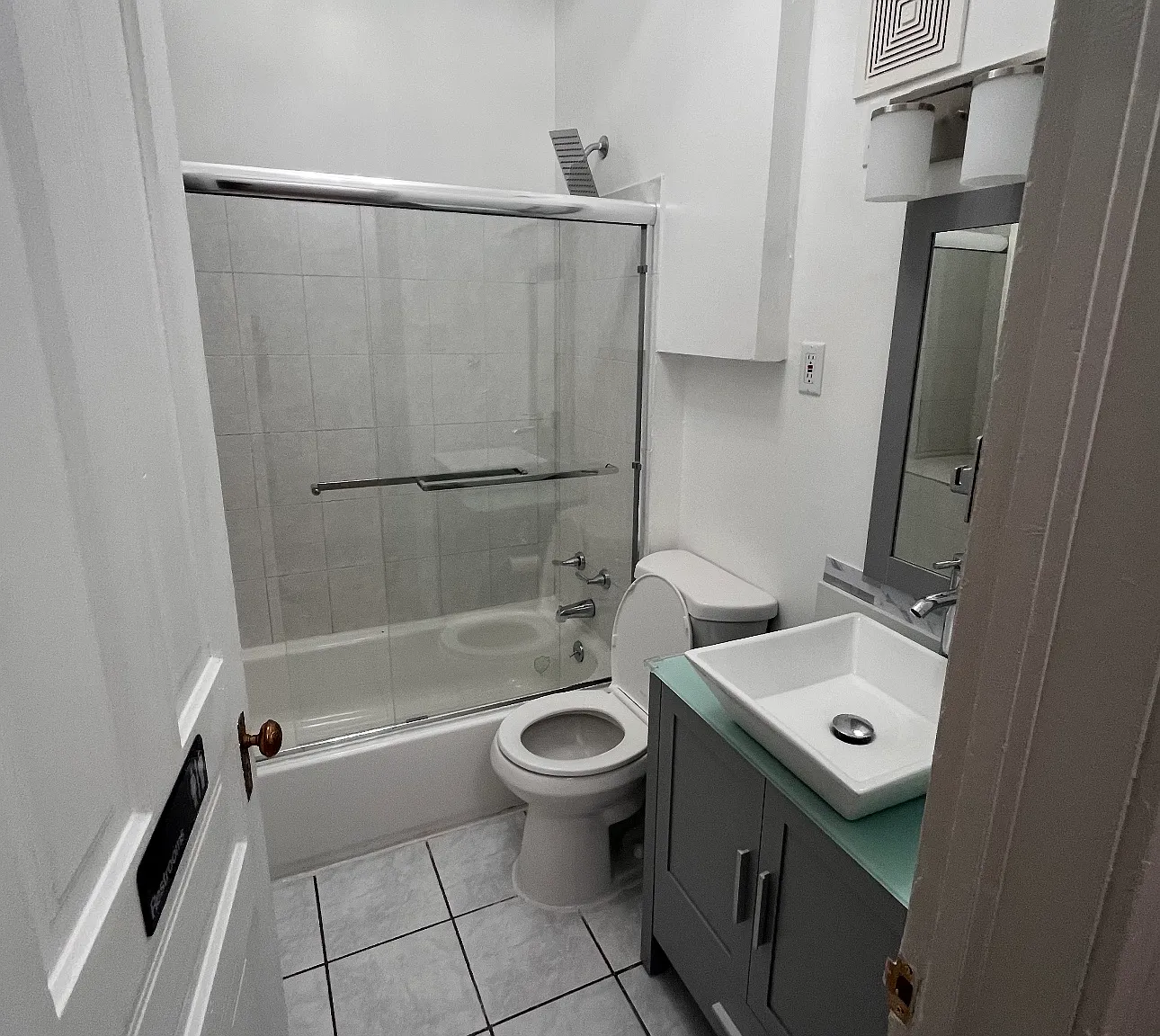 3 bed, 1000 sqft, $2,000 — Photo 1