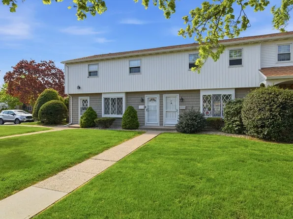 212 Blisswood Village Dr #212, Ludlow, MA 01056