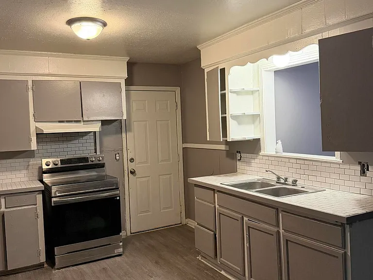 1110 Maria Dr — Photo 2