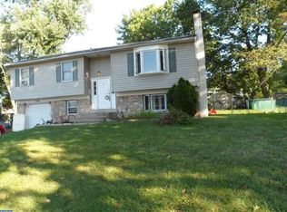 1039 Log College Dr, Warminster, PA 18974