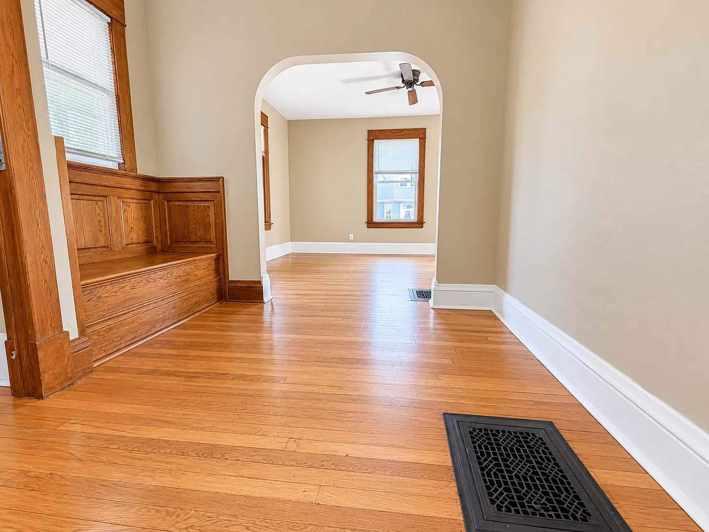 Available NOW! Large 4 bedroom 1 bath house in Dayton's Bluff area!! — Photo 4