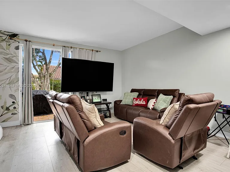 850 Sorrento Dr — Photo 7