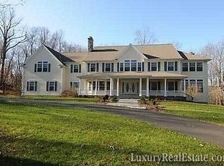 16 Oak Ridge Dr, Newtown, CT 06470