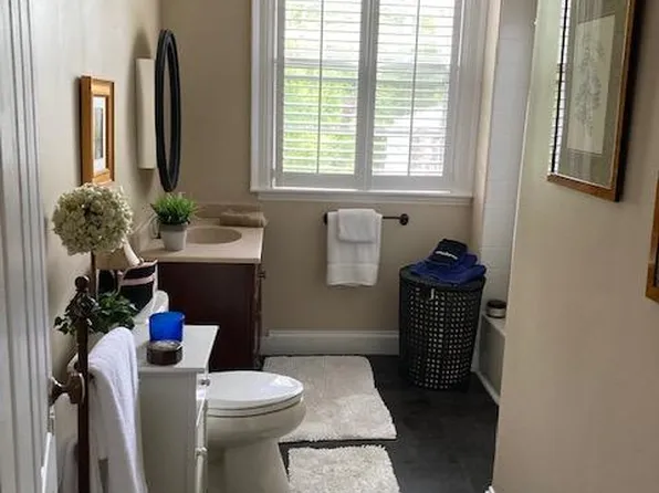 453 Bellevue Ave APT 3, Newport, RI 02840
