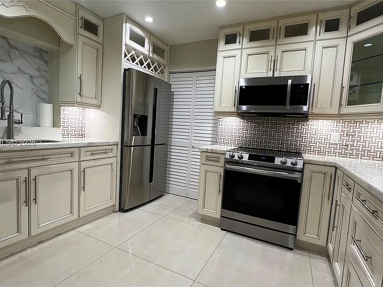 6550 SW 8th St — Photo 22