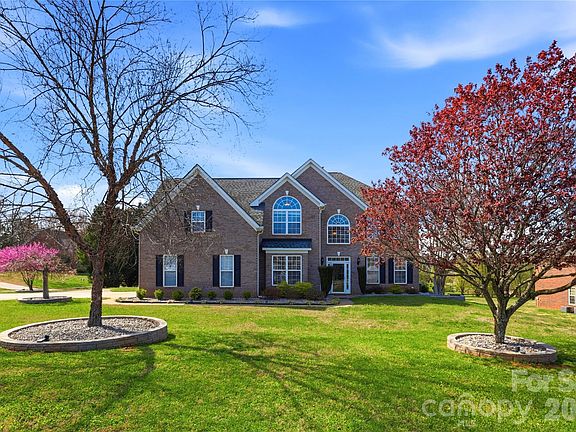 2nd image of 105 Summer Breeze Ct