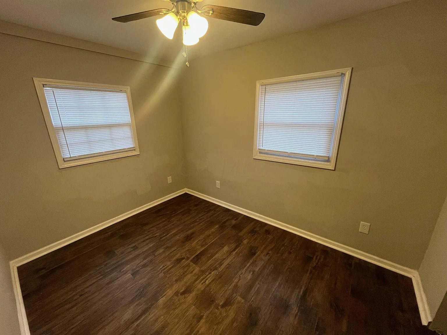 3 bed, 1.0 bath, 1136 sqft, $1,300 — Photo 3