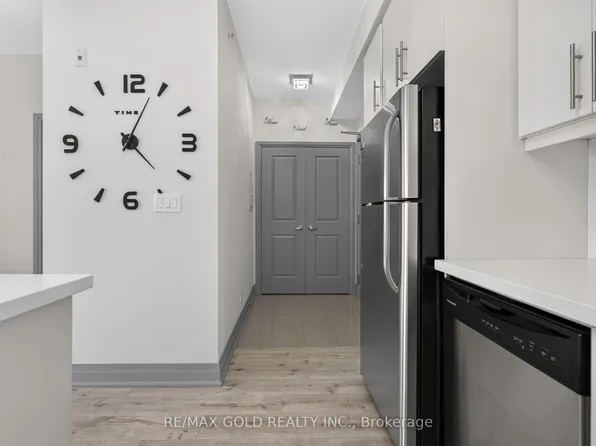24 Woodstream Blvd #909, Vaughan, ON L4L 8C4