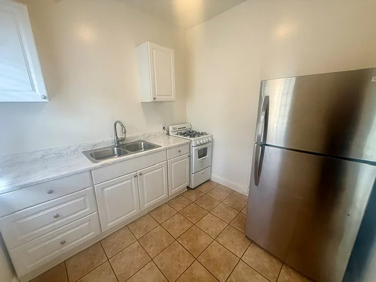 1058 Molino Ave — Photo 1