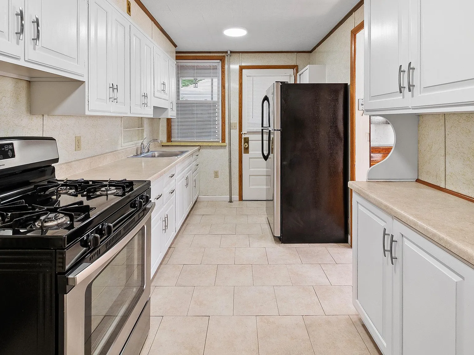 6 bed, 2.5 bath, 2000 sqft, $2,500 — Photo 4