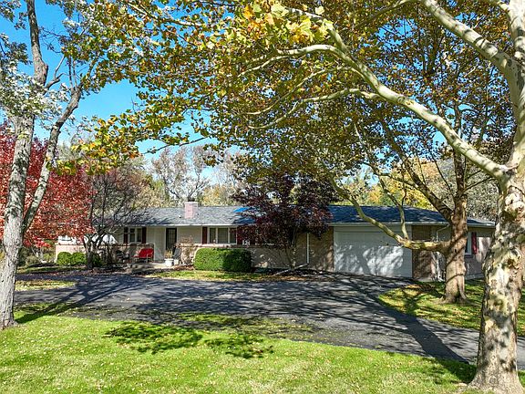 2nd image of 100 Bridle Ln