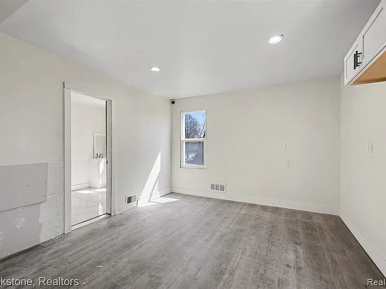 5533 Sheridan St — Photo 13