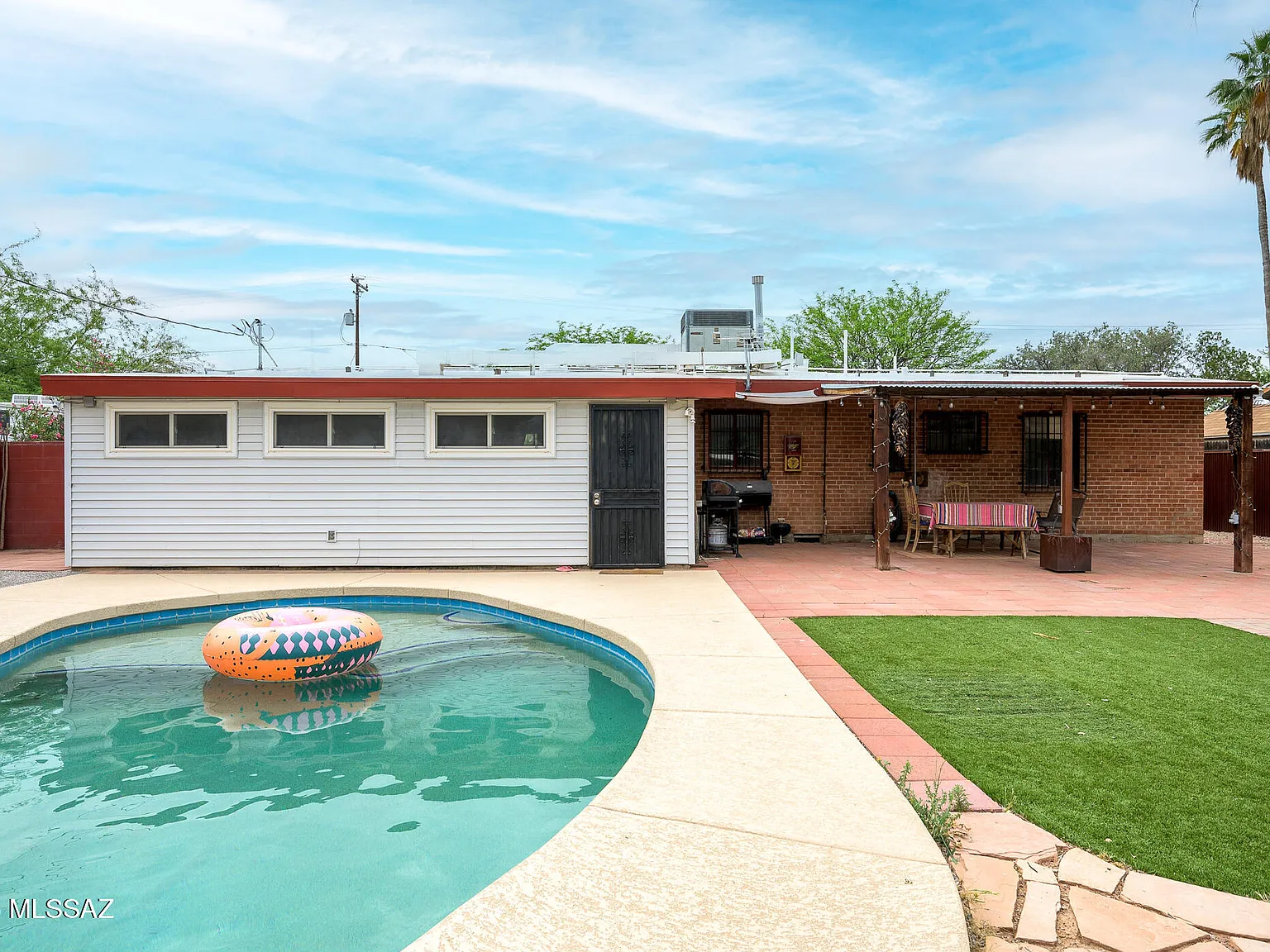 3 bed, 1.5 bath, 1710 sqft, $2,100 — Photo 1