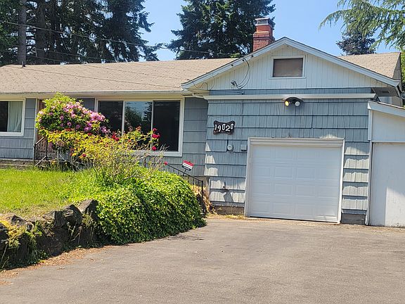 Driveway with plenty of parking space up to 8 cars 1 car garage